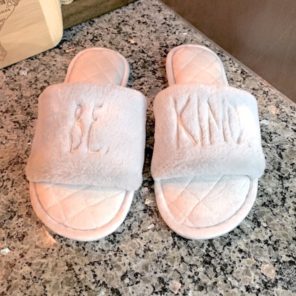 Rae Dunn BE KIND Gray Faux Fur Memory Foam Slippers Size Medium